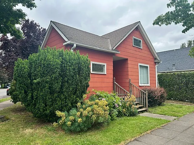 511 NE Lawrence Ave — Photo 1