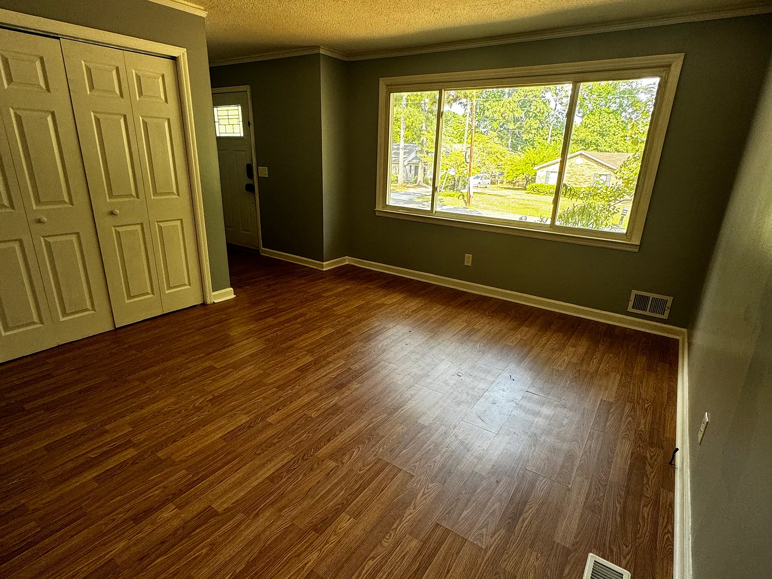 3 bed, 1.5 bath, 1300 sqft, $1,800 — Photo 4