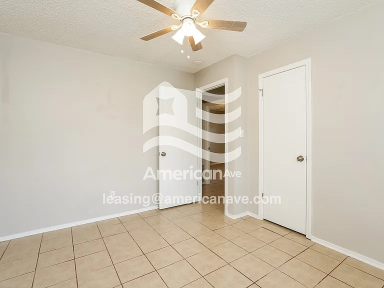 1554435_012_bedroom_12814975.jpg
