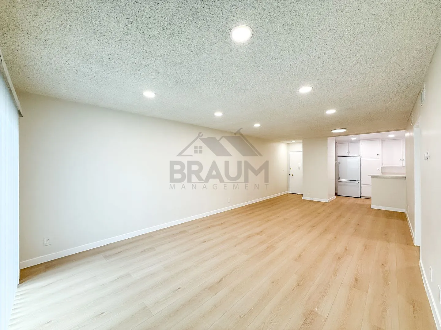6039 WHITSETT — Photo 2