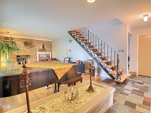 4th image of 211 E Crest Dr
