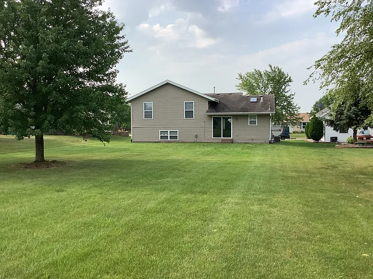 8298 Macintosh Ln — Photo 16