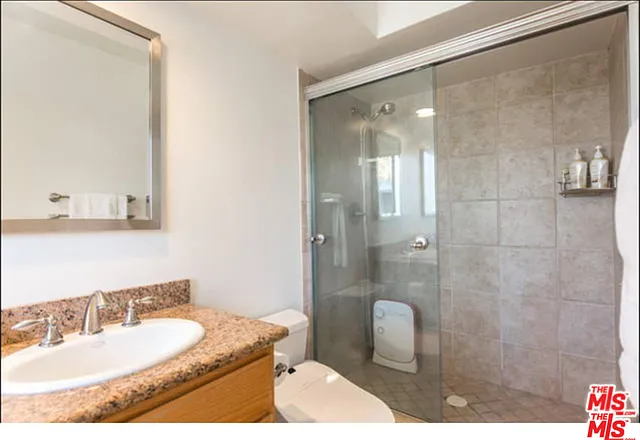 7560 Hollywood Blvd #109 — Photo 38