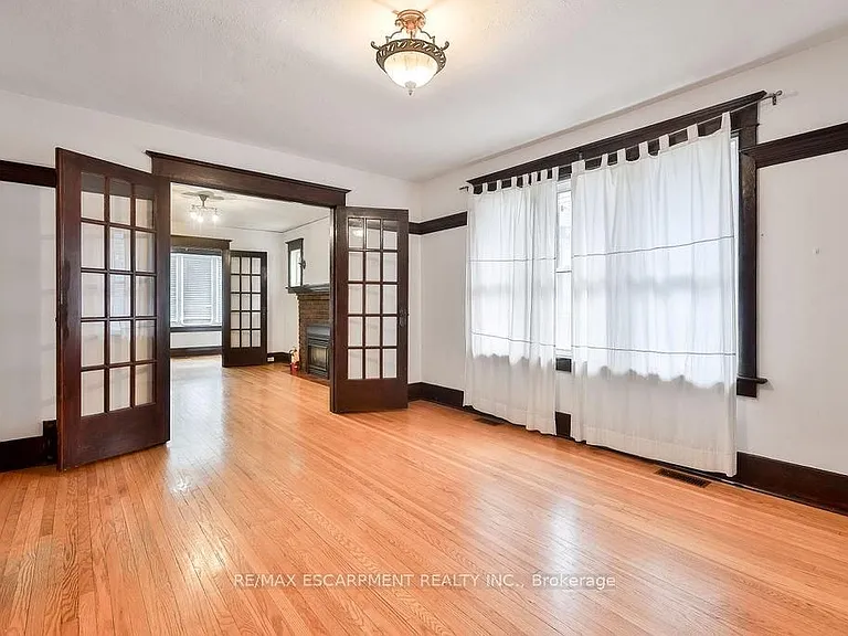 311 Queen St S — Photo 29