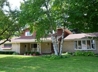 229 W Fox Dale Rd, Glendale, WI 53217