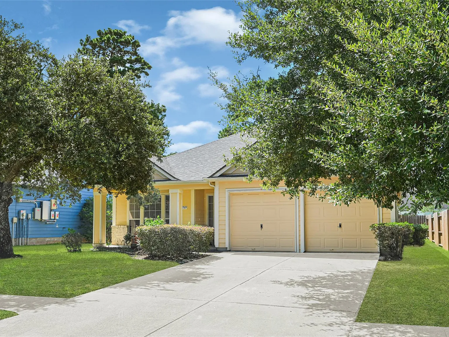 3 bed, 2.0 bath, 1576 sqft, $2,000 — Photo 2