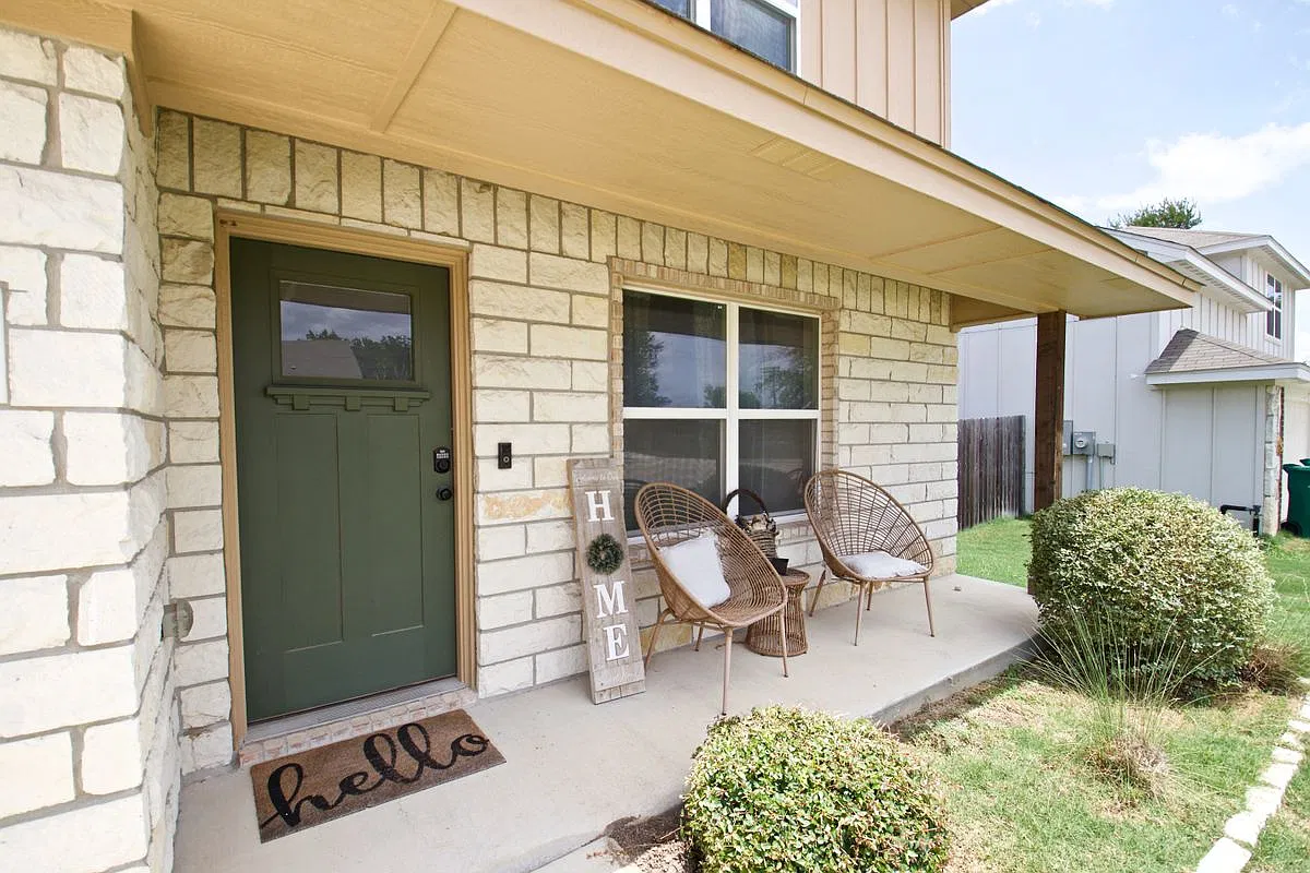 4 bed, 2.5 bath, 2420 sqft, $2,300 — Photo 3