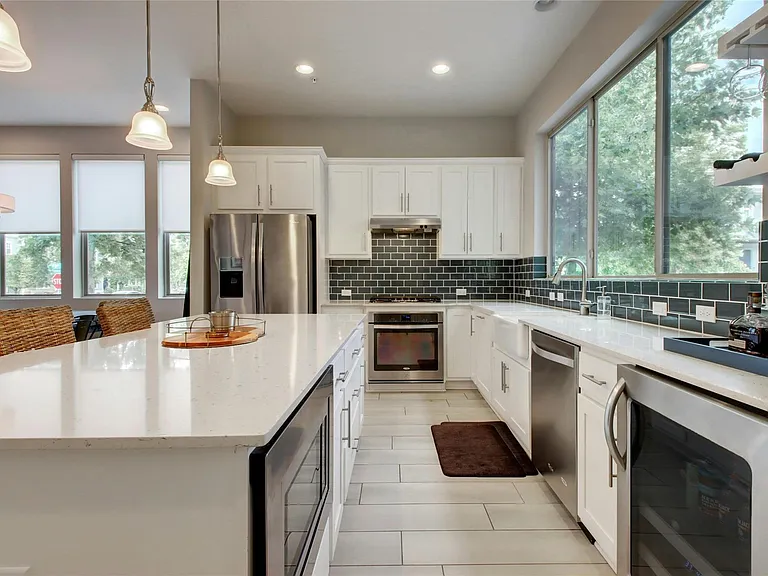 2114 Philomena St — Photo 4