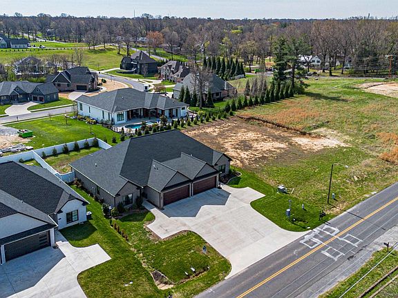 3rd image of 3914 Pines Rd