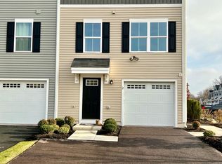 2 Foxwood Dr, Gilbertsville, PA