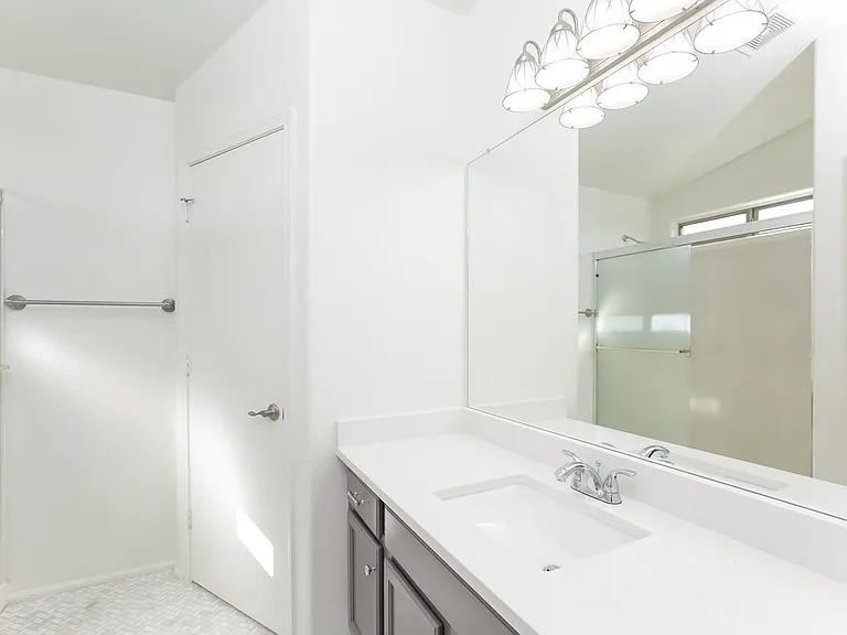 15999 W Moreland St — Photo 13