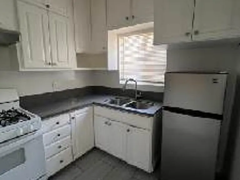 1328 E 21st St — Photo 15
