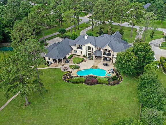 The home features stunning architecture, a spectacular outdoor living area and sits on a spectacular 1.45 acre lot of manicured grounds with the golf course as your back drop.
