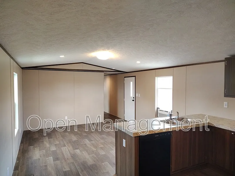 3 bed, 2.0 bath, 924 sqft, $1,029 — Photo 3