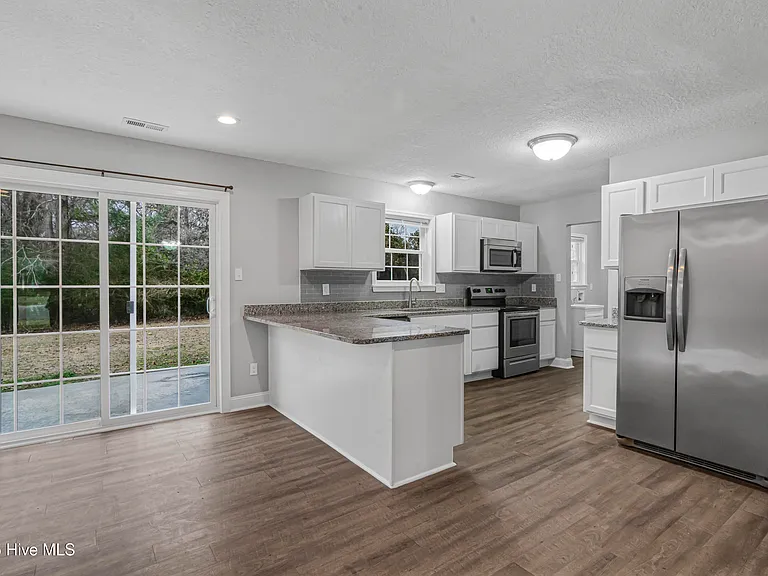 236 White Oak Blvd — Photo 5
