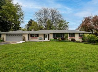N3W27282 Arrowhead Trl, Waukesha, WI 53188