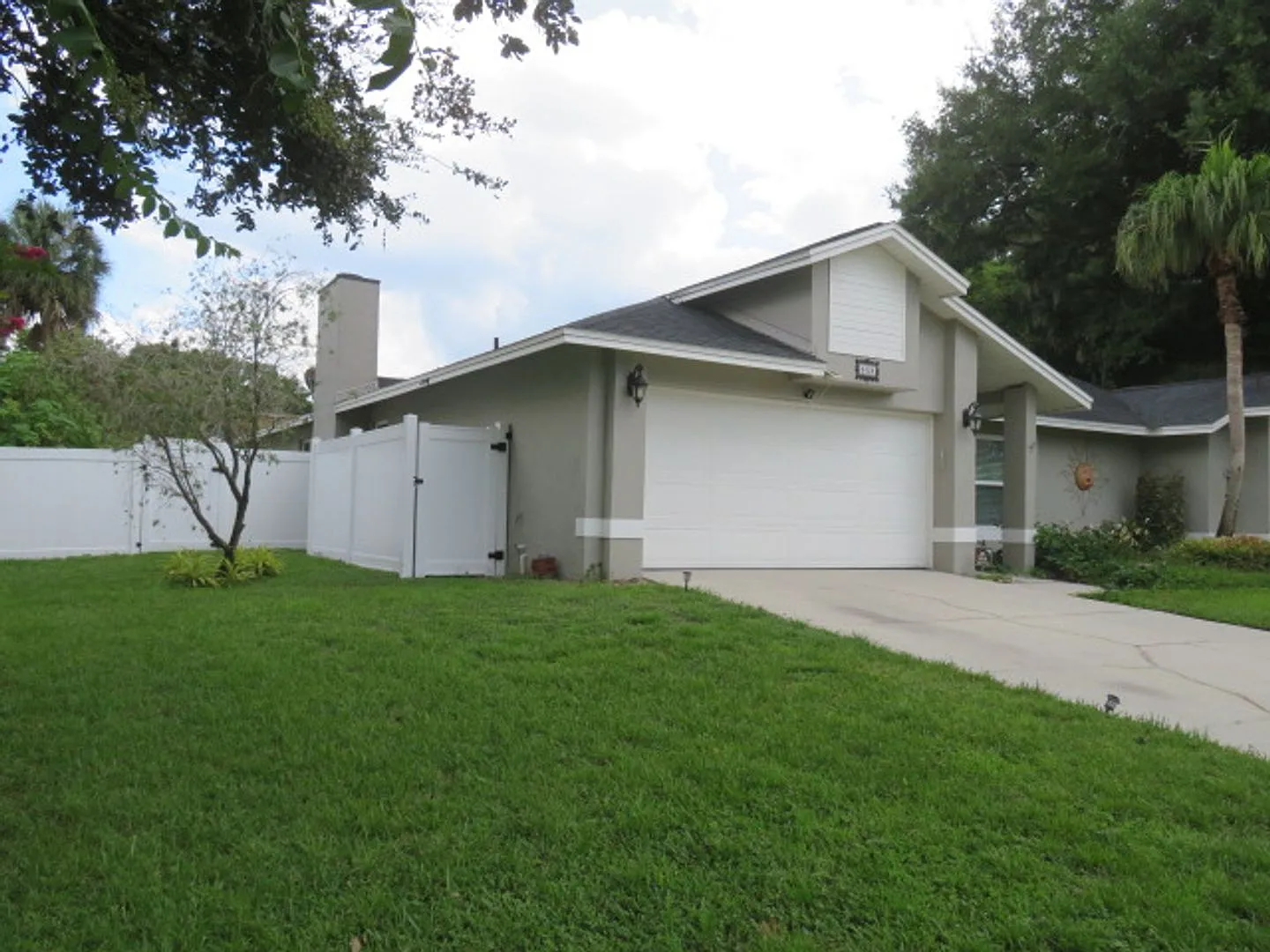 Beautiful Home Features with 4 bedrooms 2 bath with a 2-car garage. — Photo 3