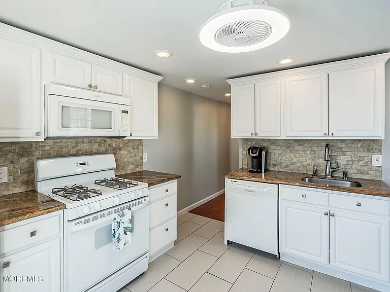 212 Randall Ave — Photo 7