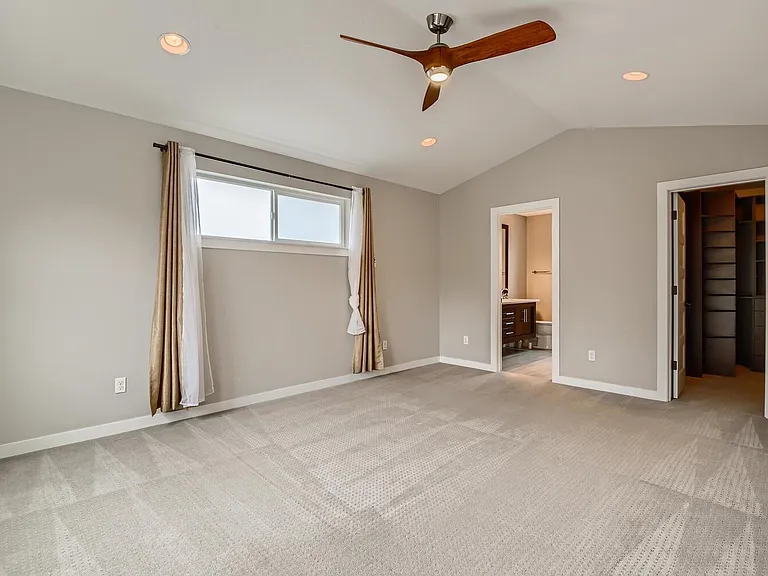 1225 NE Holland St — Photo 19