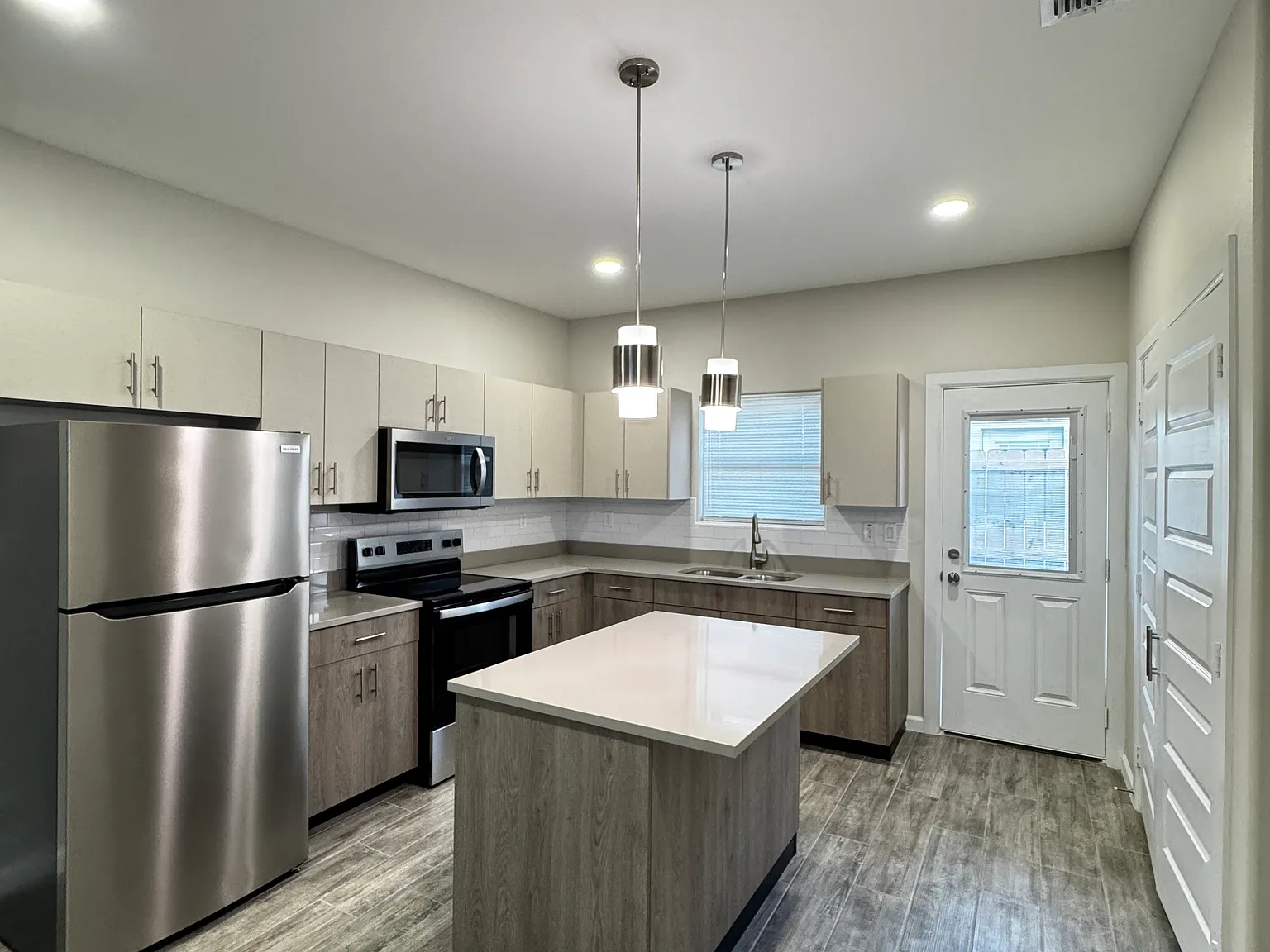 3 bed, 1080 sqft, $1,250 — Photo 3