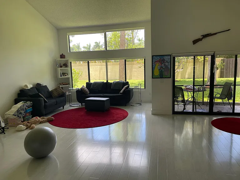 777 Saint Albans Dr — Photo 5