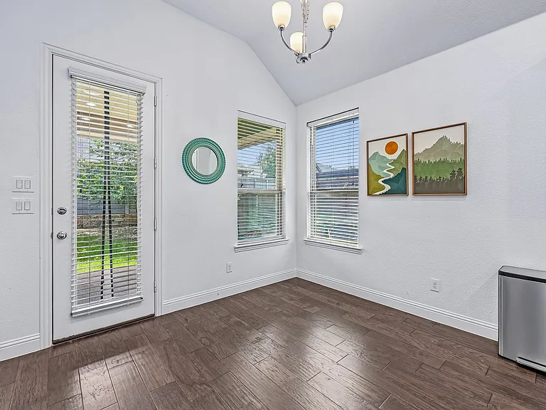 808 Parkland Dr — Photo 12
