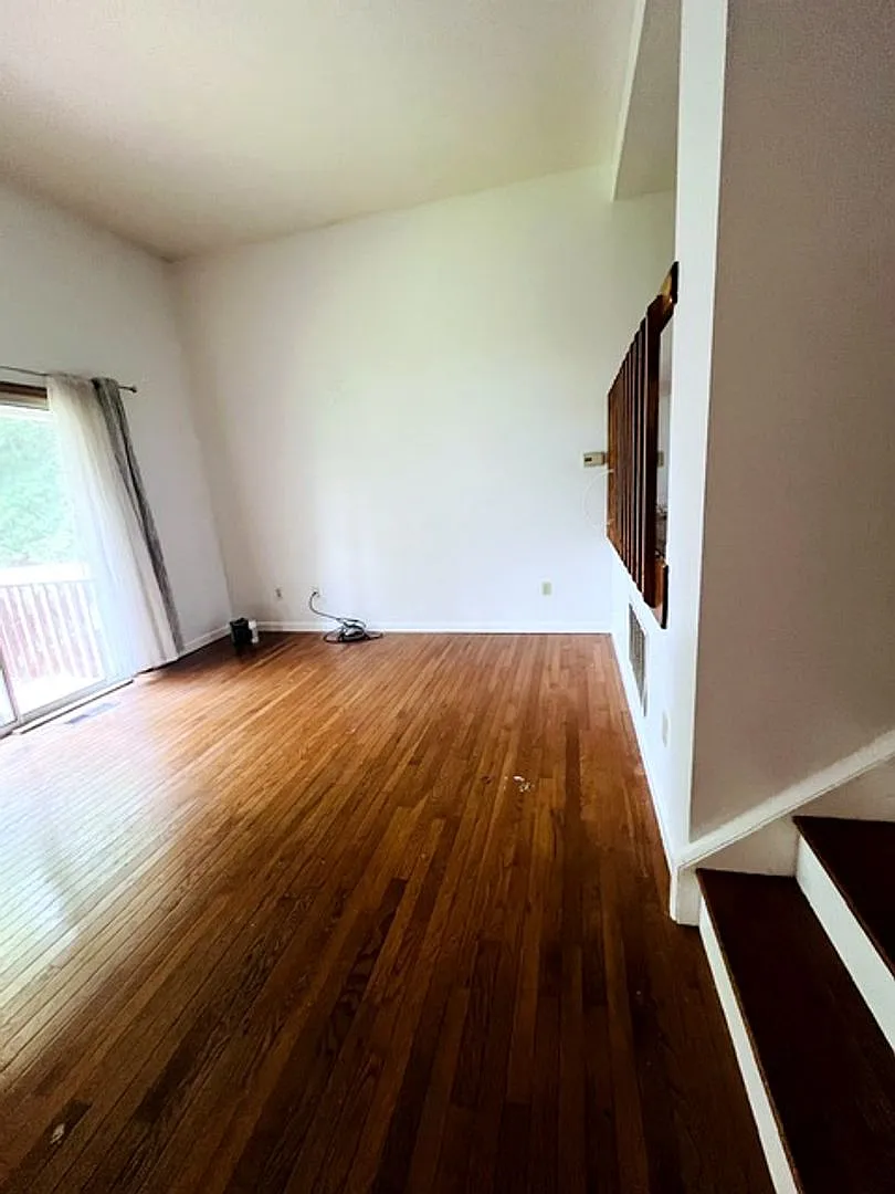 For Rent 2 bedroom, 1 bath — Photo 2