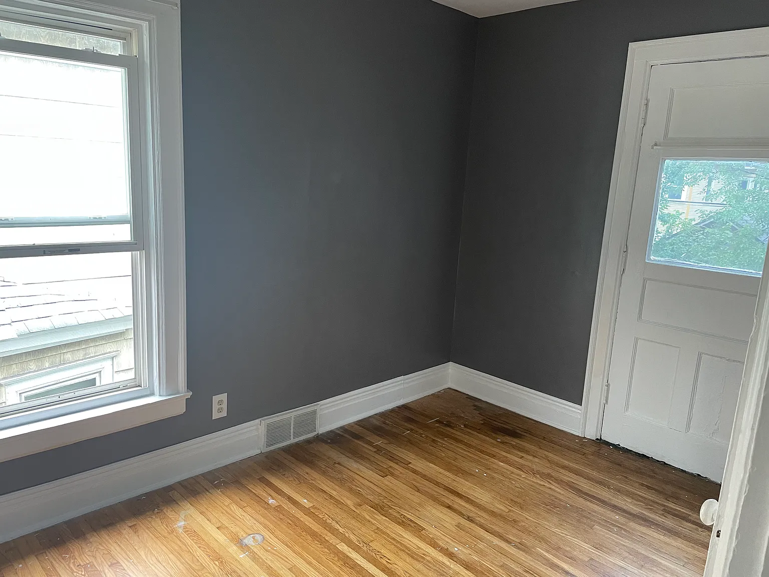 3 bed, 1.5 bath, 2022 sqft, $1,400 — Photo 2