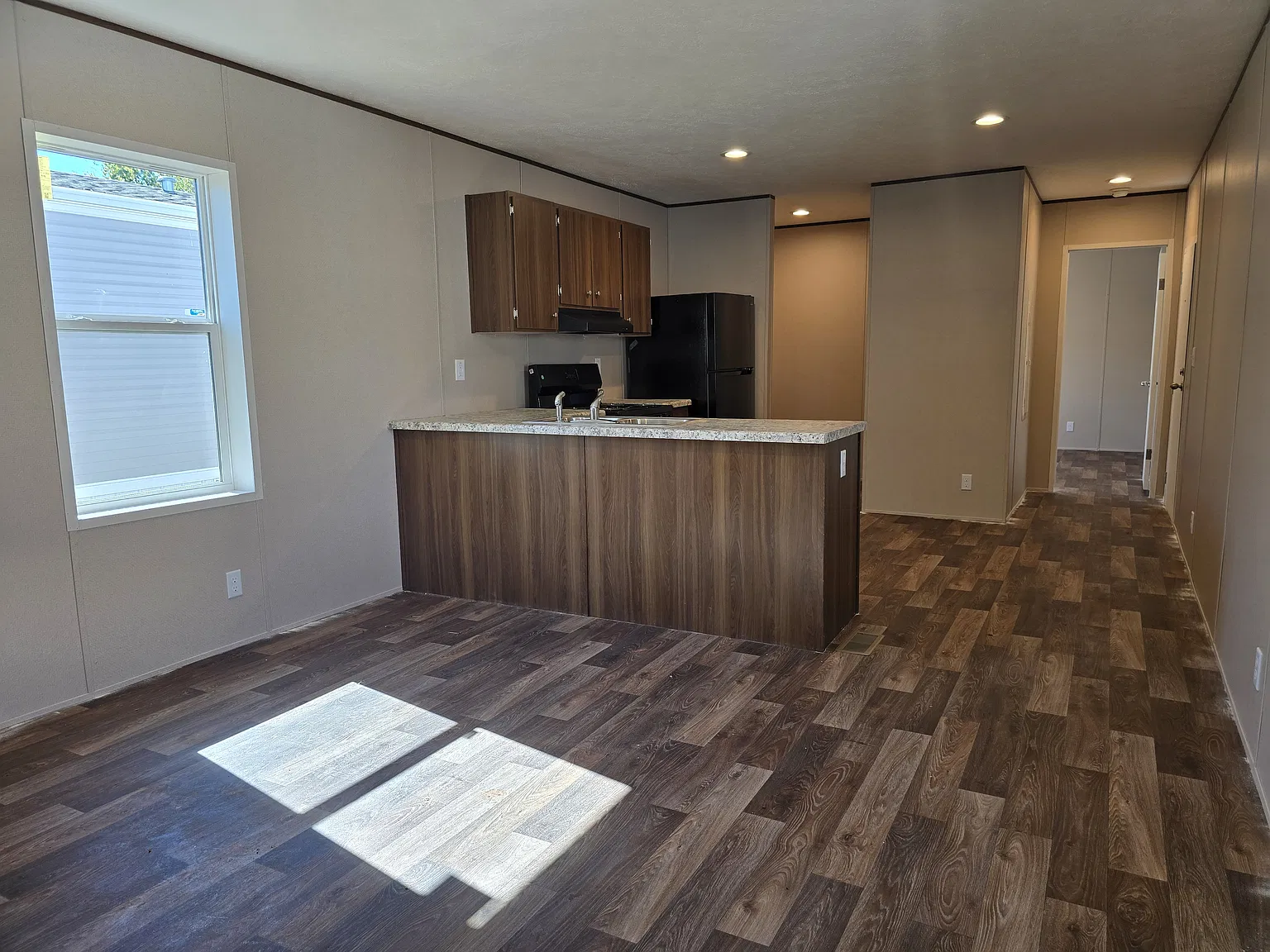 3 bed, 869 sqft, $1,250 — Photo 3
