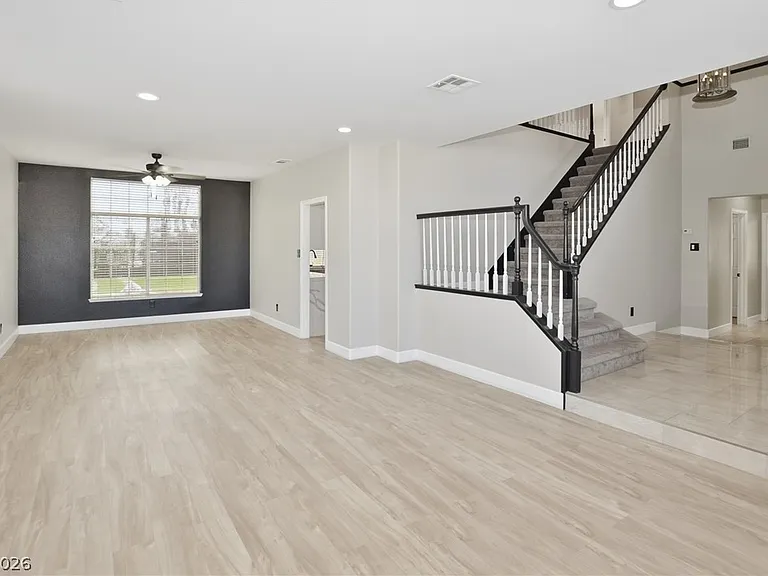 747 Canyon Crest Dr — Photo 4