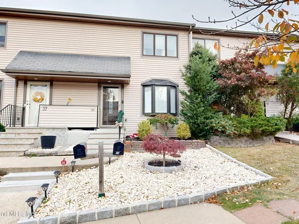 39 Hemlock Ct, Staten Island, NY 10309