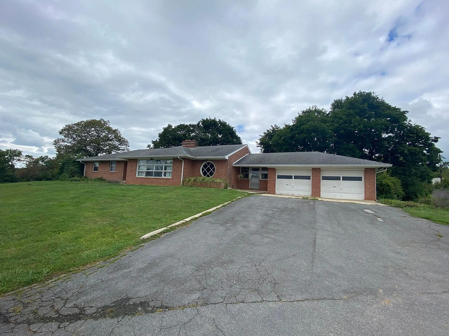3 bed, 1.5 bath, 2068 sqft, $1,900 — Photo 1