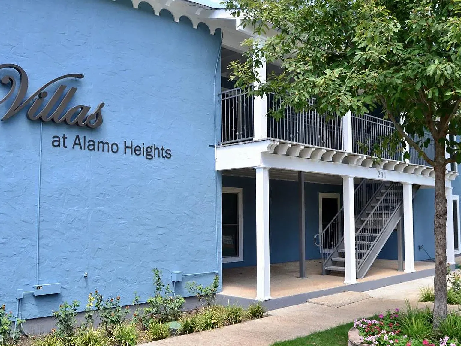 Fully Renovated 1-Bedroom Apartment in Alamo Heights ISD — Photo 2
