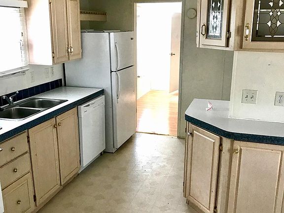 4th image of 16240 San Pedro Ave