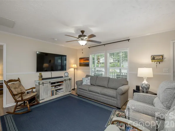 32 Beechwood Lakes Dr, Hendersonville, NC 28792