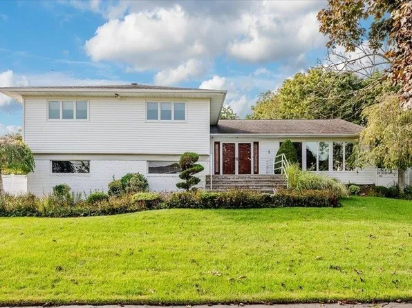 2 Sunset Boulevard, Massapequa, NY 11758