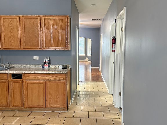 3rd image of 725 N Trumbull Ave Unit 2