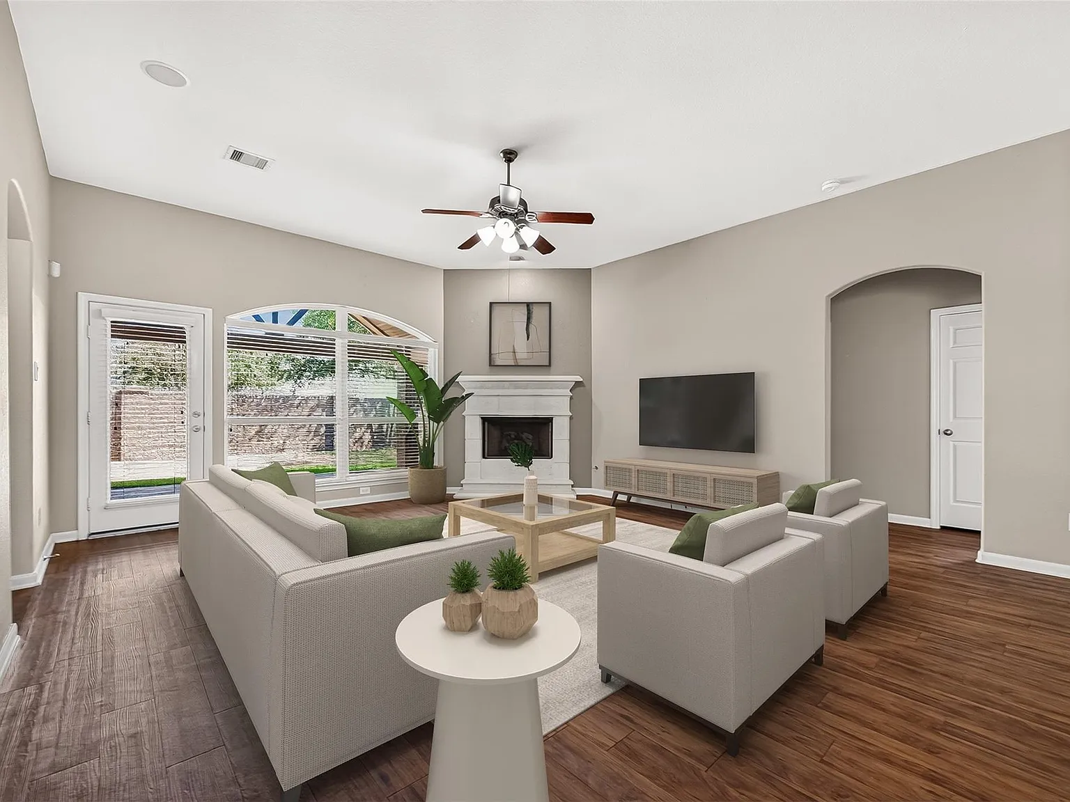 3 bed, 2.0 bath, 1960 sqft, $2,200 — Photo 2