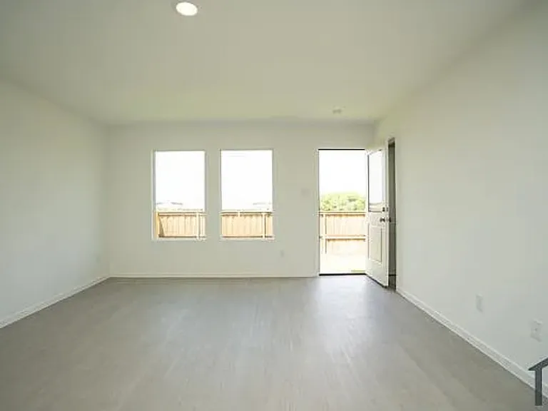 1829 Sanderling St — Photo 3