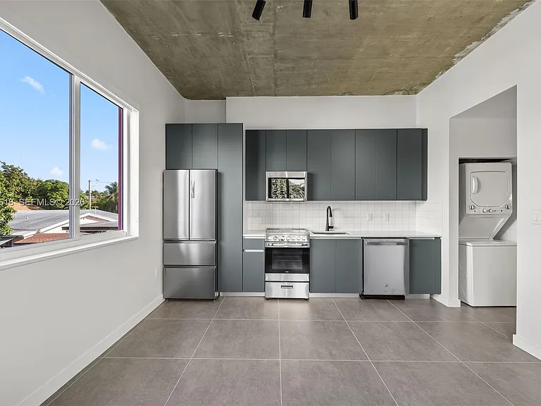 315 NW 32nd St #305 — Photo 15