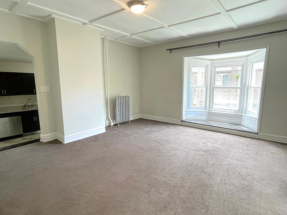 Living Room (bay window, paneled ceiling, walk-in closet)