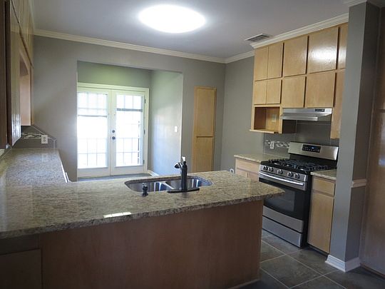 5th image of 240 Forest Ave