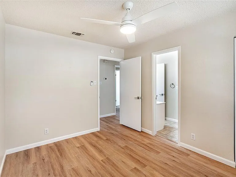 511 Algerita Dr #A — Photo 12