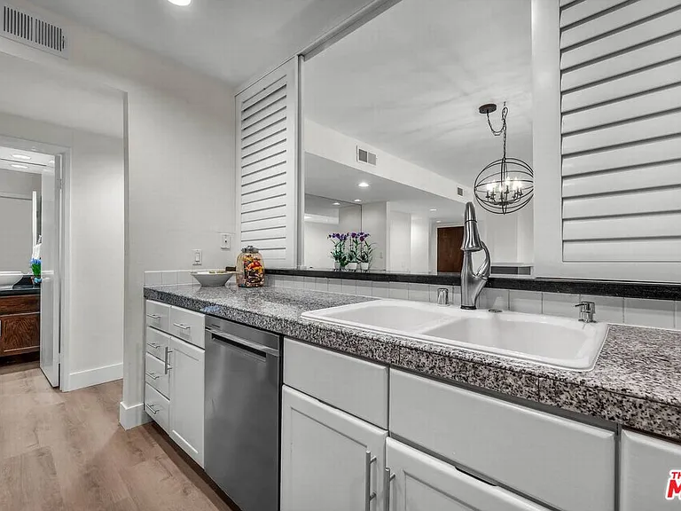 1735 Malcolm Ave #H — Photo 11