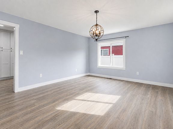 3rd image of 1051 W Oak St