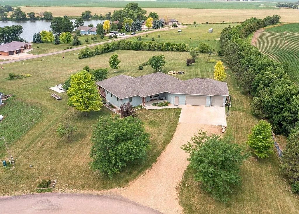 100 Lakeview Dr - Property Image