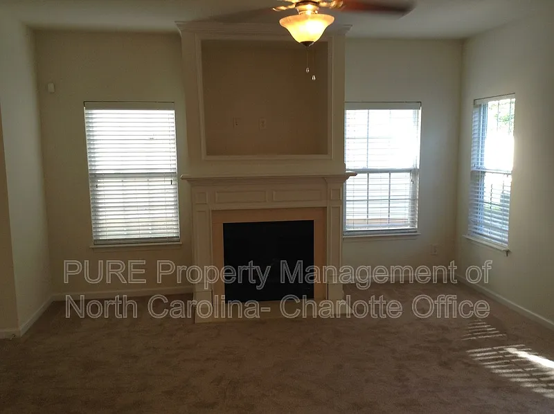 3 bed, 3.0 bath, 1302 sqft, $1,700 — Photo 2
