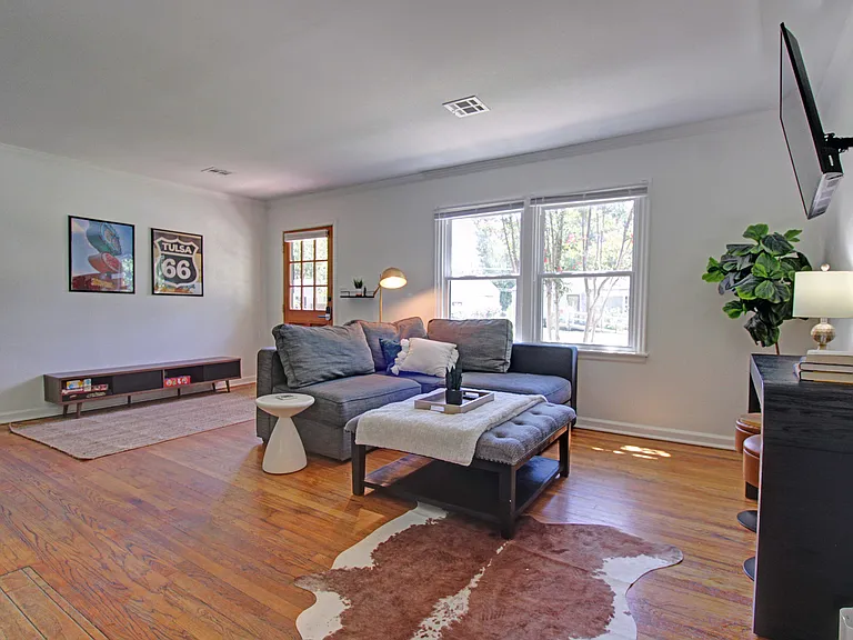 1529 E 45th Pl — Photo 4