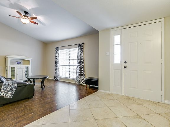 3rd image of 1413 Mullins Dr