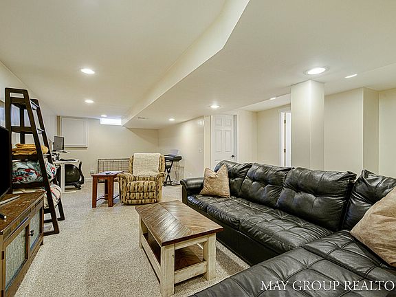 5th image of 2671 Wyandotte Dr NE